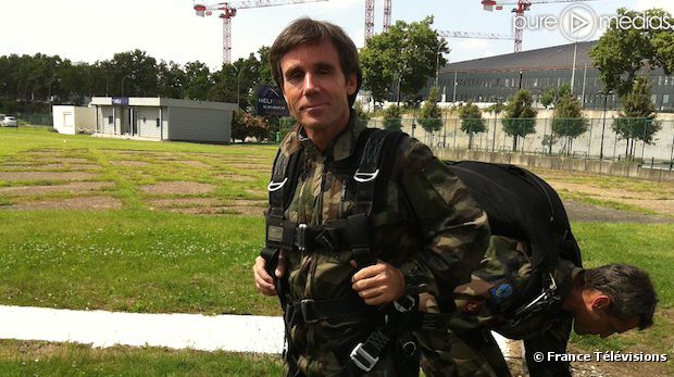 4462425-david-pujadas-a-saute-en-parachute-diapo-1
